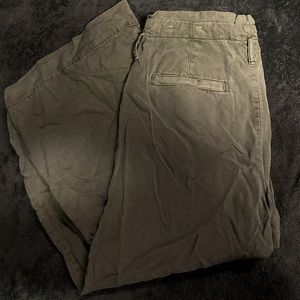 NWOT Green AE Paper bag shorts